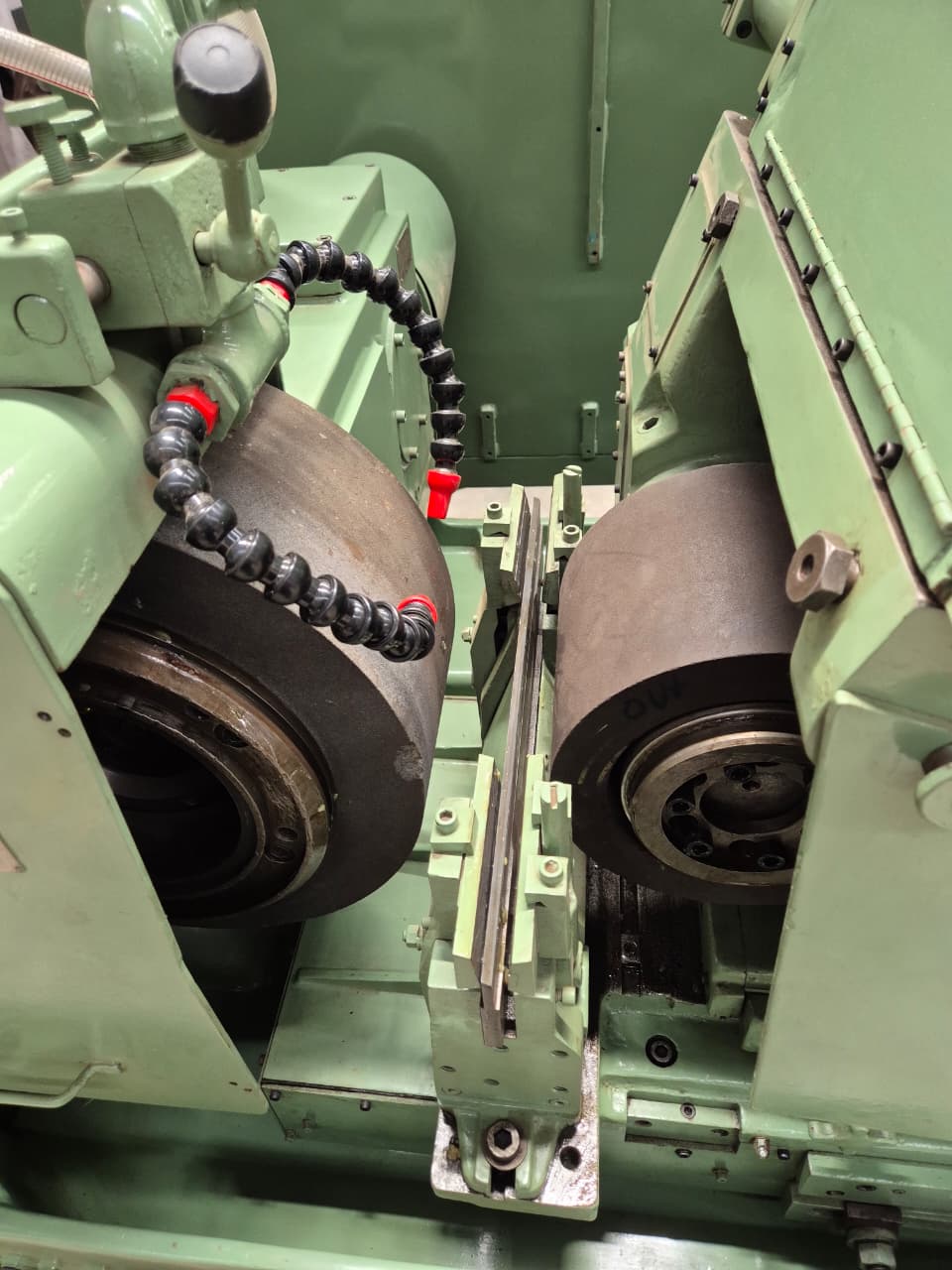 AK_Machines_Cincinnati_220_8_Centerless_Grinder (5) ak machines cincinnati 220 8 centerless grinder